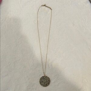 Elegant Gold Pendant Necklace